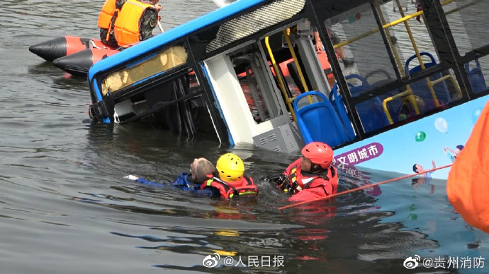 Kίνα: Οργισμένος οδηγός έριξε το λεωφορείο του σε λίμνη επειδή του κατεδάφισαν το σπίτι - 21 νεκροί (Video/Photos) - Media