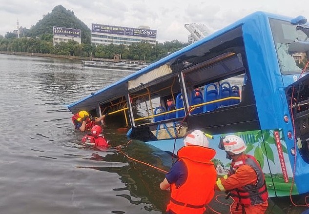 Τρομακτικό δυστύχημα: Λεωφορείο γεμάτο επιβάτες βγαίνει από το δρόμο και πέφτει από τα 12 μέτρα σε λίμνη – 21 νεκροί (Video) - Media