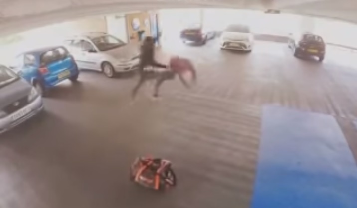 Πήγε να κλέψει αυτοκίνητο αλλά για κακή του τύχη έπεσε στον ιδιοκτήτη του που ήξερε πολεμικές τέχνες – Έφαγε πολύ ξύλο (Video) - Media