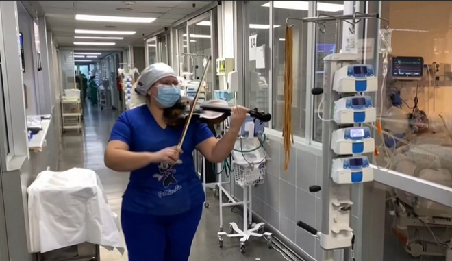 Χιλή: Νοσηλεύτρια παίζει βιολί στους ασθενείς για να τους ανυψώσει το ηθικό - Media