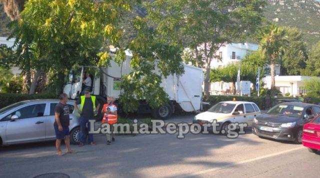 Καμένα Βούρλα: Σφήκα τσίμπησε οδηγό απορριμματοφόρου  -  Παρέσυρε τέσσερα αυτοκίνητα και σταμάτησε σε ένα δέντρο (Photos) - Media
