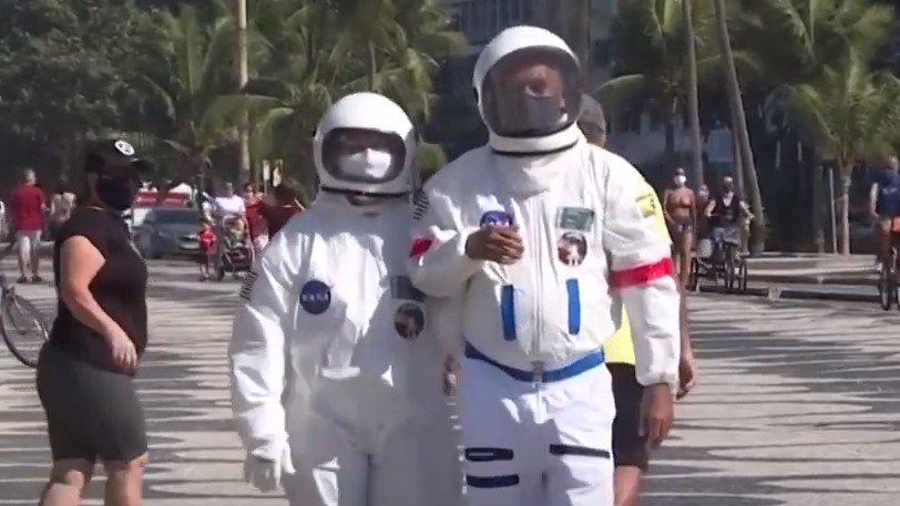 Ζευγάρι έκανε βόλτα φορώντας στολές αστροναυτών για να προστατευθούν από τον κορονοϊό (video) - Media