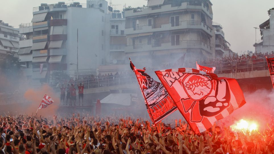 Τραυματισμός νεαρού οπαδού από φωτοβολίδα έξω από το Καραϊσκάκη - Νοσηλεύεται στο «Τζάνειο» - Media
