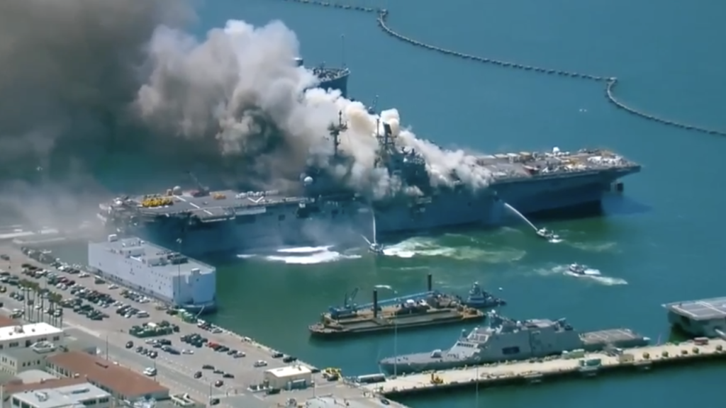 Φωτιά σε πλοίο του πολεμικού ναυτικού των ΗΠΑ - Media