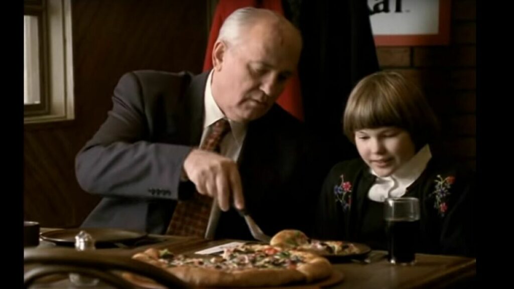 Όταν ο Γκορμπατσόφ, ο Τραμπ και η Πάμελα Άντερσον γύριζαν διαφημίσεις για την Pizza Hut (Video) - Media