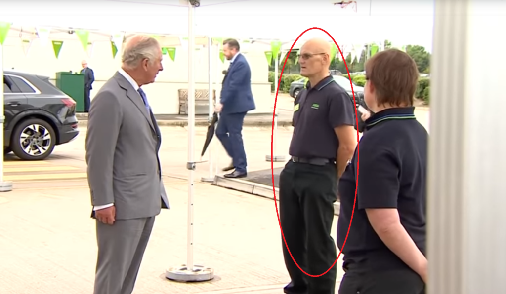 O πρίγκιπας Kάρολος σε σούπερ μάρκετ: Λιποθύμησε μπροστά του υπάλληλος, αλλά ατάραχος συνέχισε τους χαιρετισμούς (Video) - Media