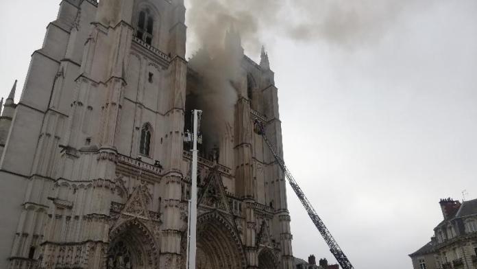 Κρατείται 39χρονος για την πυρκαγιά στον καθεδρικό της Νάντης - Media