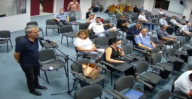 Λάρισα: Σκηνές... ροκ στο δημοτικό συμβούλιο - Ατάκες για φασίστες «με γραβάτα« και «κόκκινους» - Media