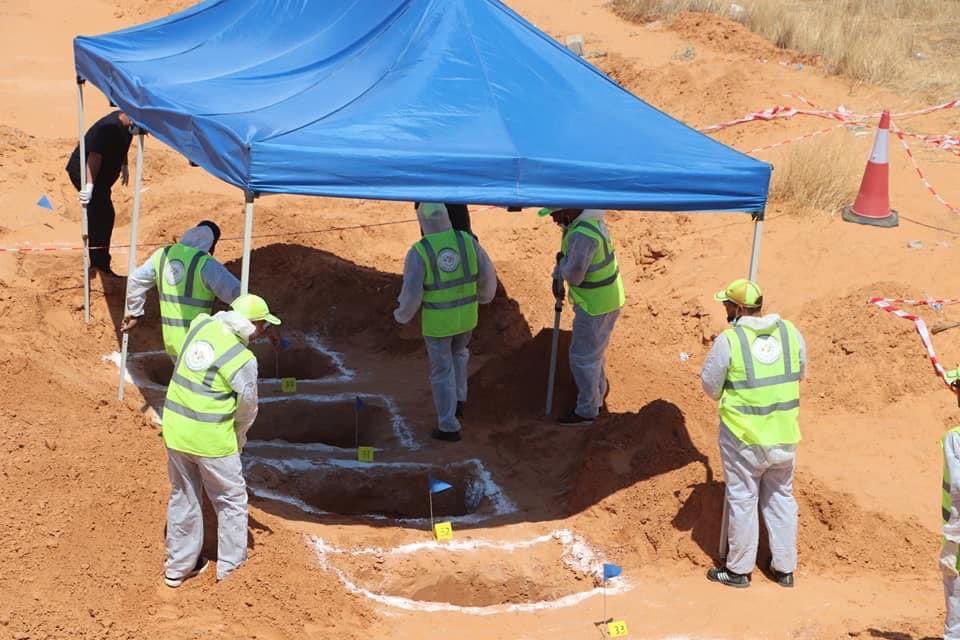 Λιβύη: Νέος ομαδικός τάφος με 11 πτώματα σε περιοχή που έλεγχε ο στρατός του Χαφτάρ (Photos/Video) - Media