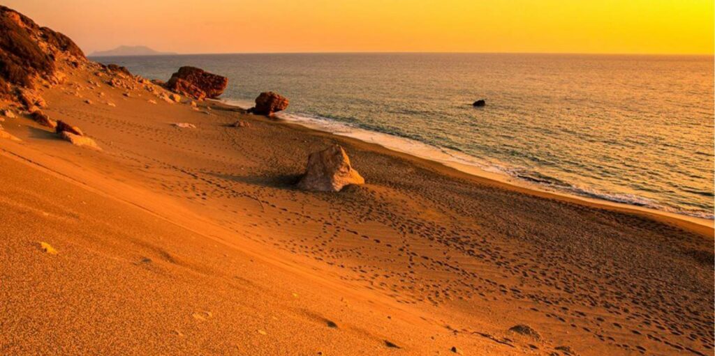 Λίγκρες: Η «άγνωστη» παραλία με τους εντυπωσιακούς καταρράκτες (Photos) - Media