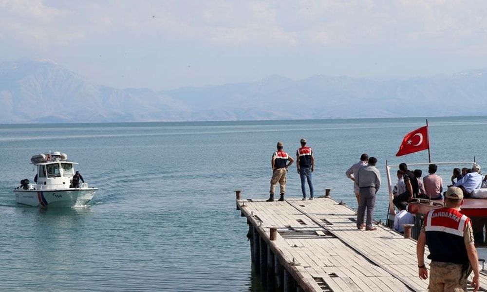 Τουλάχιστον 54 οι νεκροί από τη βύθιση πλοιάριου με μετανάστες στη λίμνη Βαν - Media