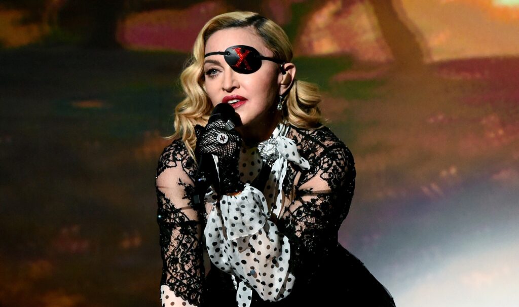 Συγκλονίζει η Madonna: Ελπίζω να περπατάω χωρίς πατερίτσες (Video) - Media