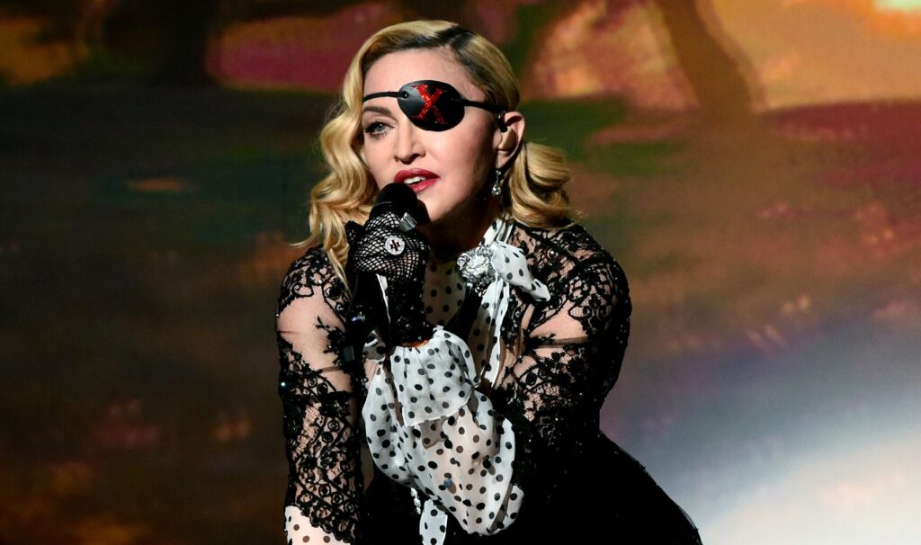 Συγκλονίζει η Madonna: Ελπίζω να περπατάω χωρίς πατερίτσες (Video) - Media