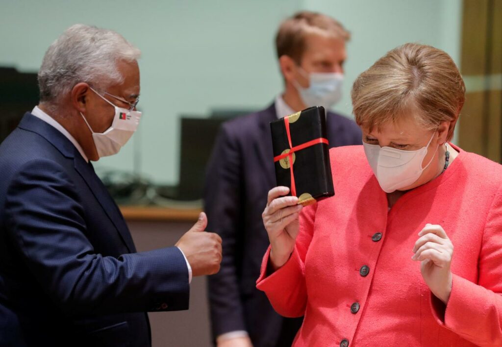 Γενέθλια στη Σύνοδο Κορυφής: Τα δώρα των ηγετών στη Μέρκελ δεν περιλαμβάνουν συμφωνία (Photos) - Media