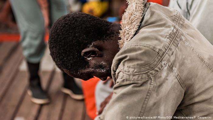 Ιταλία: Οι 180 μετανάστες και πρόσφυγες του Ocean Viking θα μεταφερθούν αύριο στο πλοίο Moby Zazà για καραντίνα δυο εβδομάδων - Media