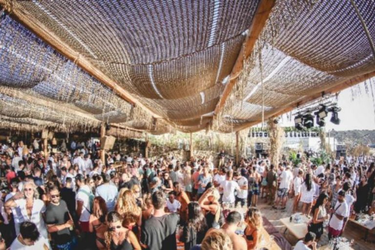 Κοσμοσυρροή στη Μύκονο: «Corona Who?» αναρωτιούνται οι τουρίστες – Συνωστισμός σε beach bars και clubs (Videos) - Media