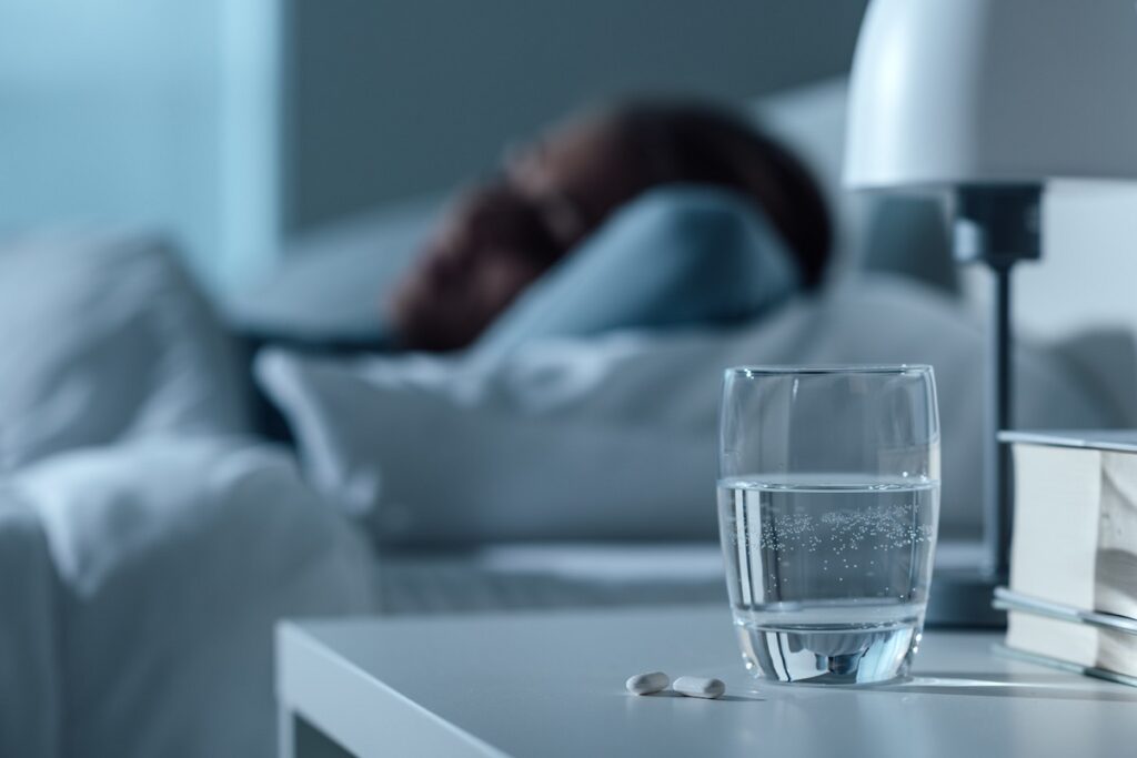 Γιατί δεν πρέπει να ξαναπιείς νερό από το ποτήρι που έχεις το βράδυ στο κομοδίνο σου  - Media