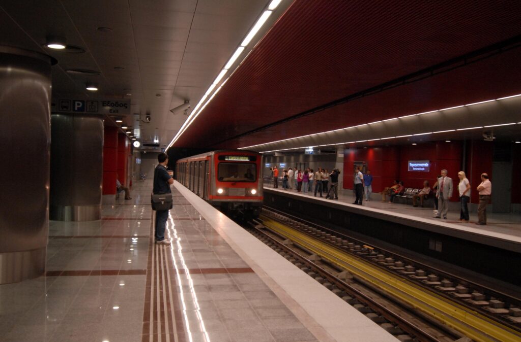 Μετρό-Σταθμός Νομισματοκοπείο: Άνδρας έπεσε στις ράγες - Media