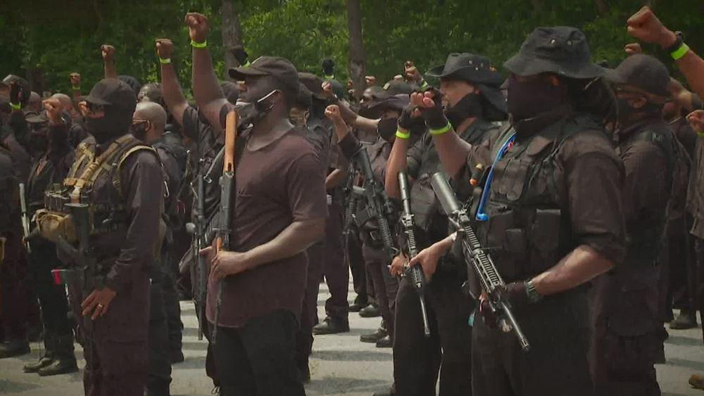 ΗΠΑ: Οπλισμένοι διαδηλωτές έκαναν πορεία σε πάρκο της Τζόρτζια όπου βρίσκεται μνημείο της Συνομοσπονδίας - Media