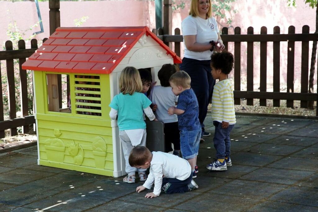 Παιδικοί Σταθμοί: Ξεκινούν από αύριο οι ηλεκτρονικές αιτήσεις - Οι δικαιούχοι και οι προϋποθέσεις - Media