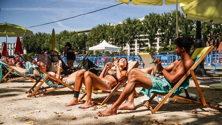 Γαλλία: Διαγνωστικά τεστ κορωνοϊού στις τεχνητές παραλίες του Σηκουάνα - Media