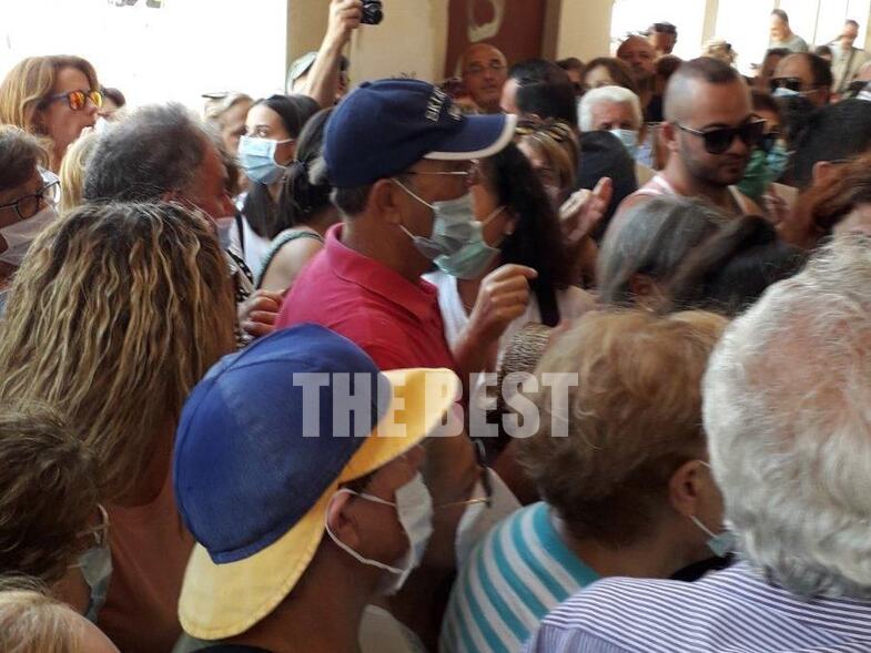 Πάτρα: Απίστευτες εικόνες στο δημοτικό θέατρο για ένα εισιτήριο – Παρενέβη η αστυνομία (Video) - Media