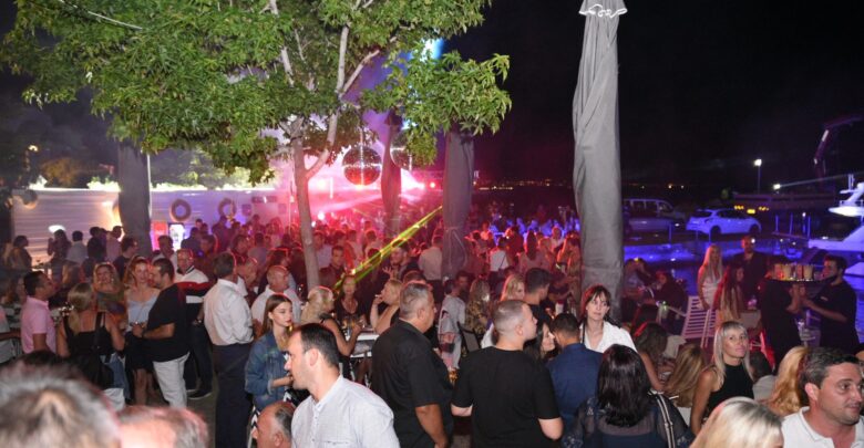 Νέα φαινόμενα συνωστισμού σε πάρτι - Μεγάλο disco event στον Πλαταμώνα (Videos/Photos) - Media