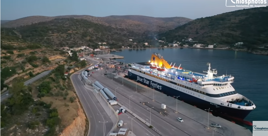 Η αριστοτεχνική μανούβρα του Blue Star Chios στο λιμάνι των Μεστών (Video) - Media