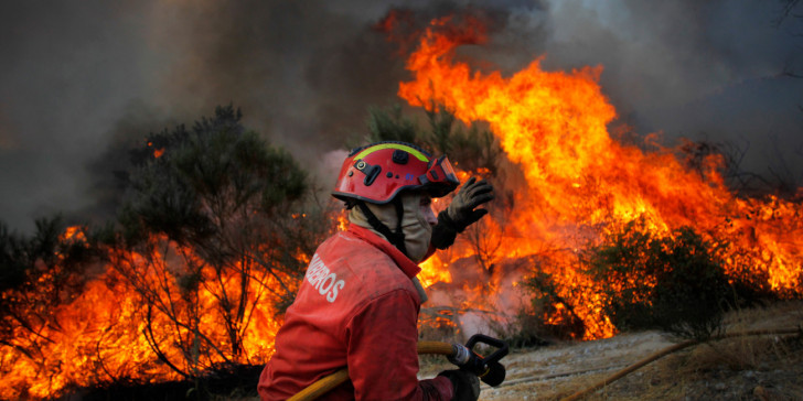 Κόλαση πυρκαγιάς στην Πορτογαλία - 700 πυροσβέστες δίνουν μάχη με τη φωτιά  - Media