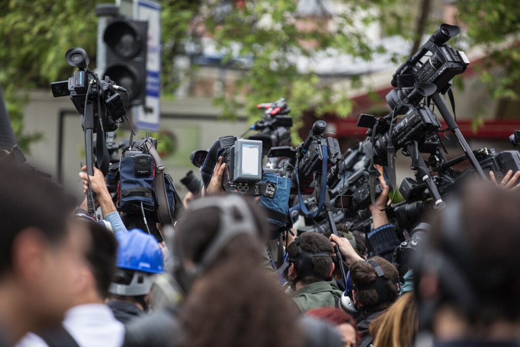 Δημοσιογράφοι εναντίον δημοσιογράφων - Αιτιάσεις και καταγγελίες για «πιστόλια» εκδοτικών ή πολιτικών συμφερόντων - Media
