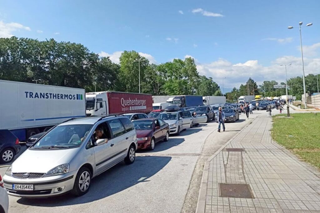 Προμαχώνας: Συνωστισμός... Σέρβων τουριστών που πέρασαν τα σύνορα πριν την απαγόρευση (Photos) - Media