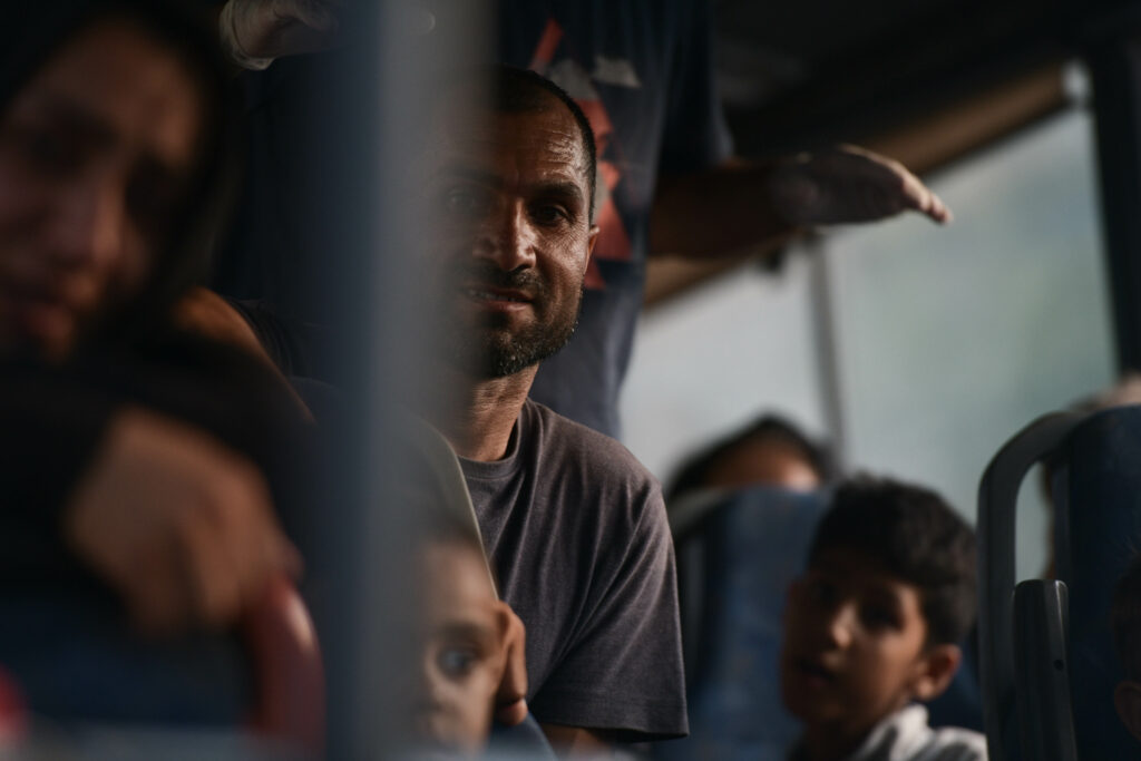 Δεκάδες πρόσφυγες φεύγουν από τη Μόρια προς Πειραιά - Εκκενώθηκε η πλατεία Βικτωρίας (Photos) - Media