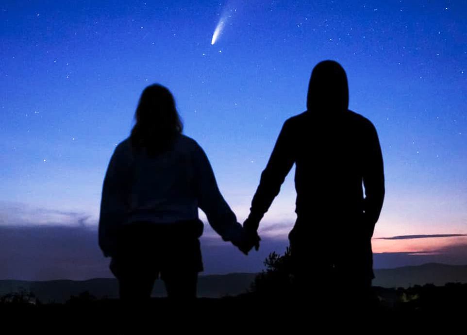 Πώς να πει «όχι»: Πρόταση γάμου μπροστά απο κομήτη που περνάει κάθε 6.800 χρόνια - Media