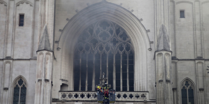 Πυρκαγιά στον καθεδρικό ναό της Νάντης: Ο εθελοντής ομολόγησε την πράξη του και τέθηκε υπό κράτηση - Media