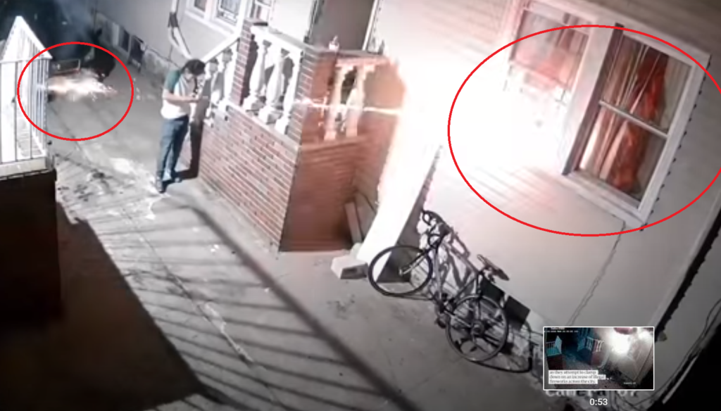Νέα Υόρκη: Άνδρας συνελήφθη για εμπρησμό του σπιτιού του - Σημάδευε με πυροτεχνήματα το... παράθυρο (Video) - Media