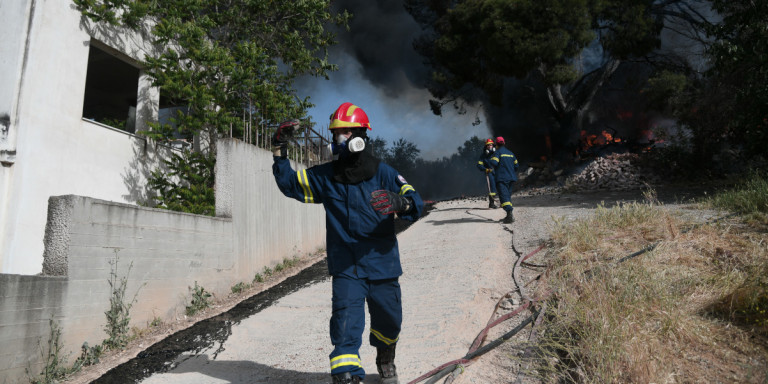 Τραγωδία στη Βάρη: Εντοπίστηκε νεκρή 67χρονη μέσα σε φλεγόμενη μονοκατοικία - Media