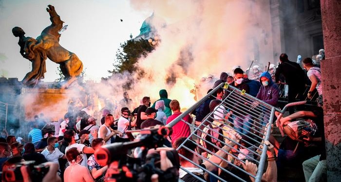 Γιατί οι Σέρβοι βγαίνουν στους δρόμους - Media