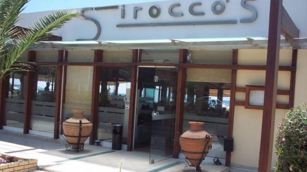 Γκρεμίστηκε το παλιό Sirocco στην παραλία της Γλυφάδας - Media