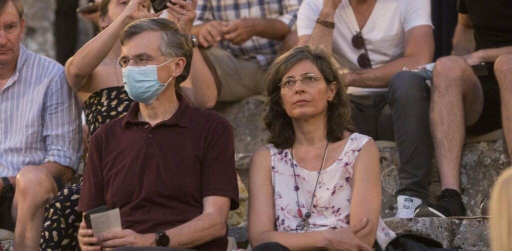 Ο Σωτήρης Τσιόδρας με μάσκα προστασίας στην Επίδαυρο, είδε τους «Πέρσες» - Media