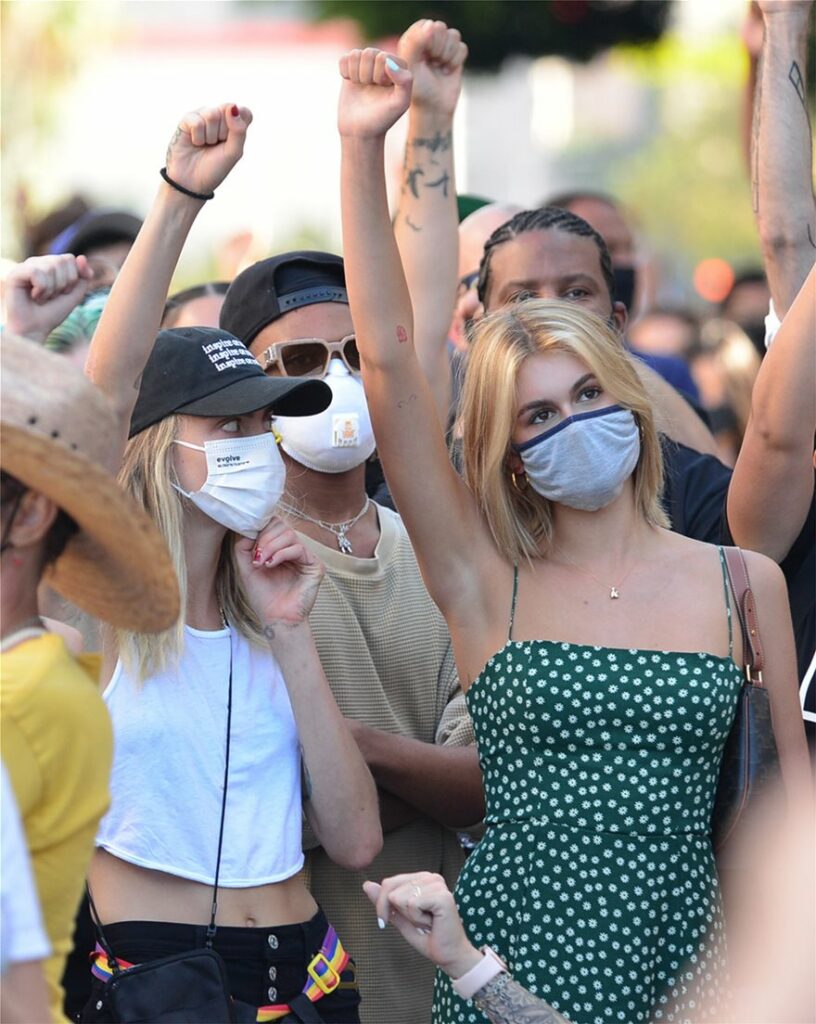 Cara Delevingne - Kaia Gerber: Οι σφιχταγκαλιασμένες πόζες τους που αφήνουν ερωτηματικά (Photos) - Media