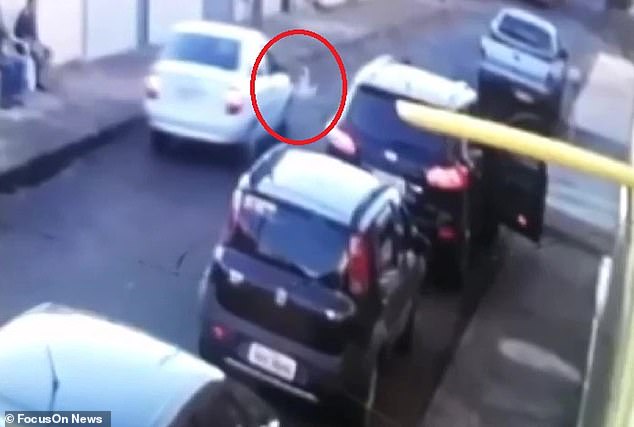 Δίχρονο αγοράκι ξεφεύγει από την επιτήρηση της μητέρας του και το χτυπάει αυτοκίνητο – Στη συνέχεια περνάει από πάνω του – Το παιδί έζησε (Video) - Media