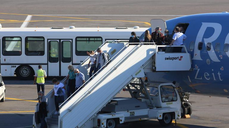 Κρήτη: Οι πρώτοι Τσέχοι και Γερμανοί τουρίστες προσγειώθηκαν στο Ηράκλειο (Photos) - Media