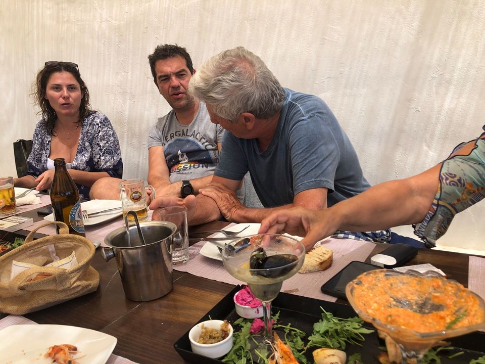 Σε χαλαρή διάθεση ο Αλέξης Τσίπρας και η Μπέτυ Μπαζιάνα στα Κουφονήσια (photos) - Media