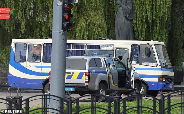 Θρίλερ σε λεωφορείο στην Ουκρανία: Ένοπλος κρατά 20 ομήρους και απειλεί με εκρηκτικά (Videos) - Media