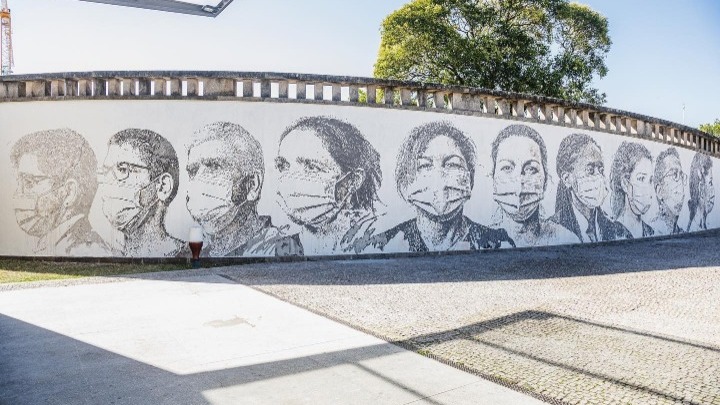 Vhils: Μια τοιχογραφία - φόρος τιμής στους υγειονομικούς σε πανεπιστημιακό νοσοκομείο του Πόρτο - Media