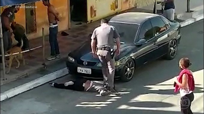 Βραζιλία: Σοκ προκαλεί βίντεο με αστυνομικό που πατάει στον λαιμό μαύρη γυναίκα - Media