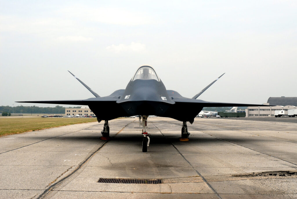 Πώς το F-22 παρά τρίχα να είναι... F-23 - Τι θυσίασαν οι ΗΠΑ για το περίφημο stealth μαχητικό τους (Photos) - Media