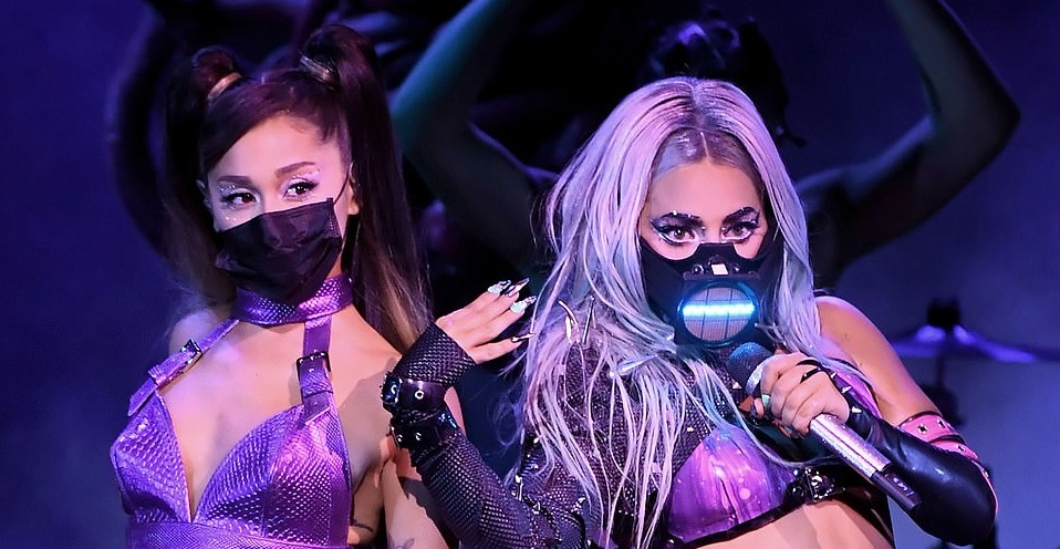 Lady Gaga και Ariana Grande φορούν μάσκες στη σκηνή και κλέβουν την παράσταση με σέξι εμφανίσεις (Photos | Video) - Media