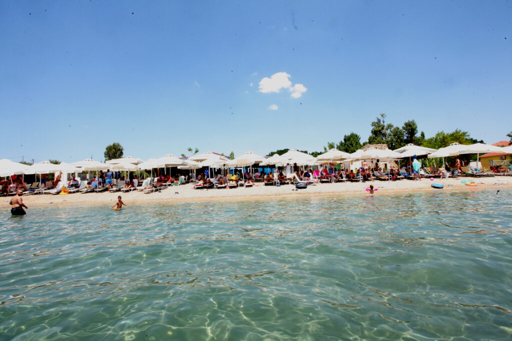 Κορωνοϊός: Λιποθύμησε ιδιοκτήτης beach bar όταν του επέβαλαν πρόστιμο  - Media