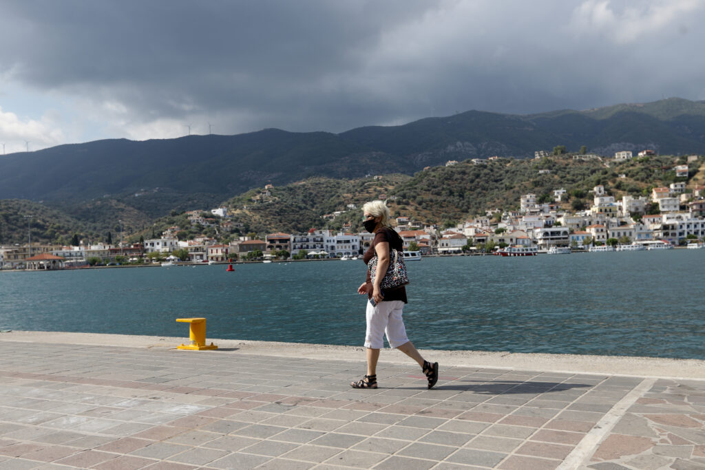 Κορωνοϊός - ΕΚΠΑ: Πώς μπορεί να εξελιχθεί η πανδημία το 2021 - Το καλό και το κακό σενάριο - Media